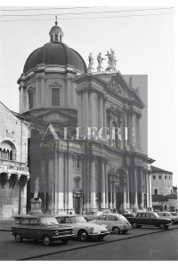 Veduta Duomo Nuovo con auto d'epoca parcheggiate Piazza Duomo Brescia anni sessanta - © Diritti Riservati