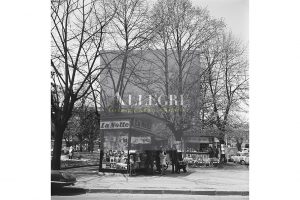 Fotografia edicola e bar chiosco Giardini Via Dei Mille Brescia anni '60 - © Diritti Riservati
